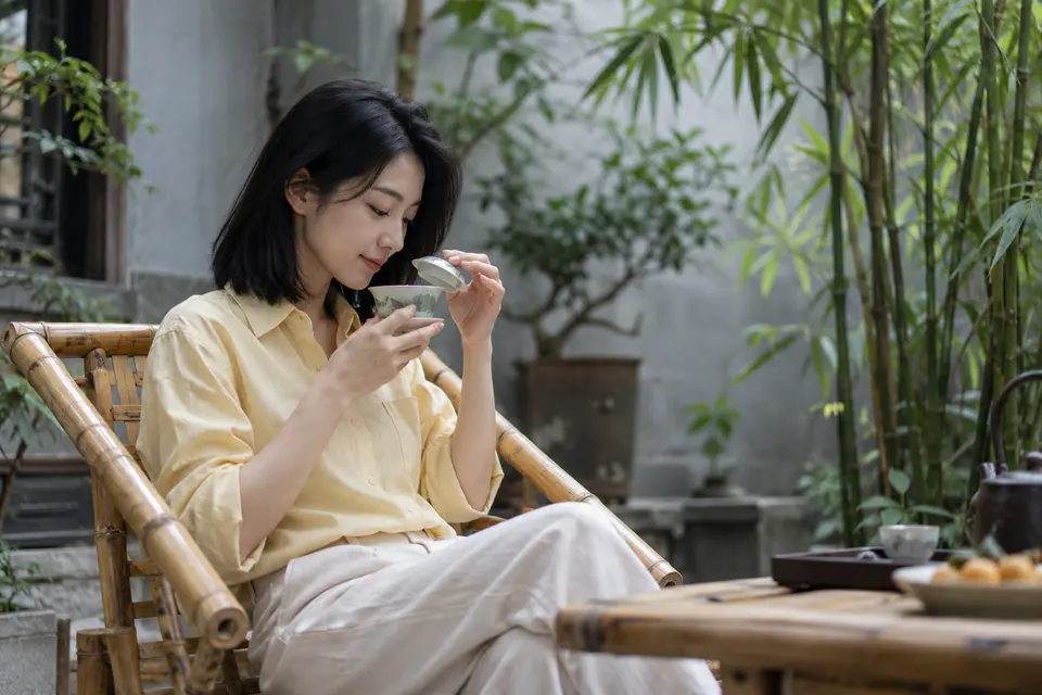竹影院落中的盖碗茶与座位示意